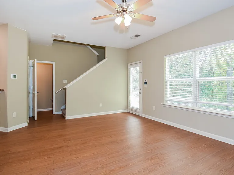 504 Hillcrest Cir — Photo 5