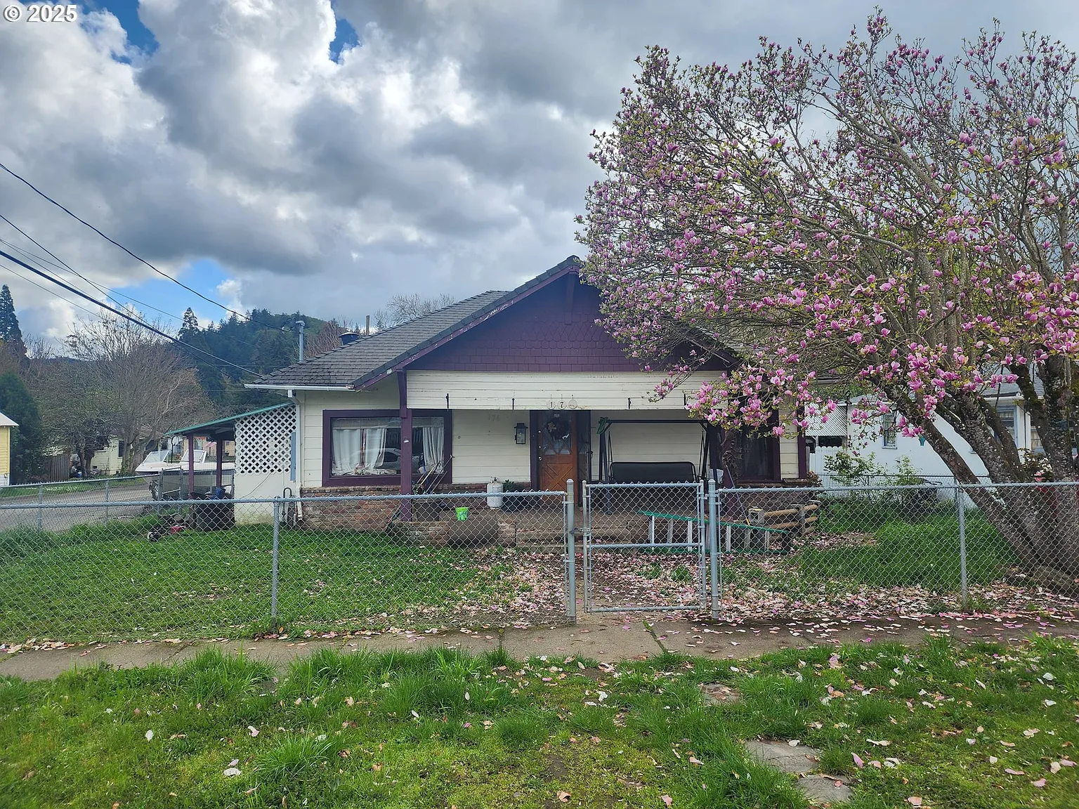 176 NE Broadway St photo 1