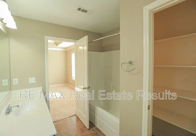 6303 S 37th St — Photo 23