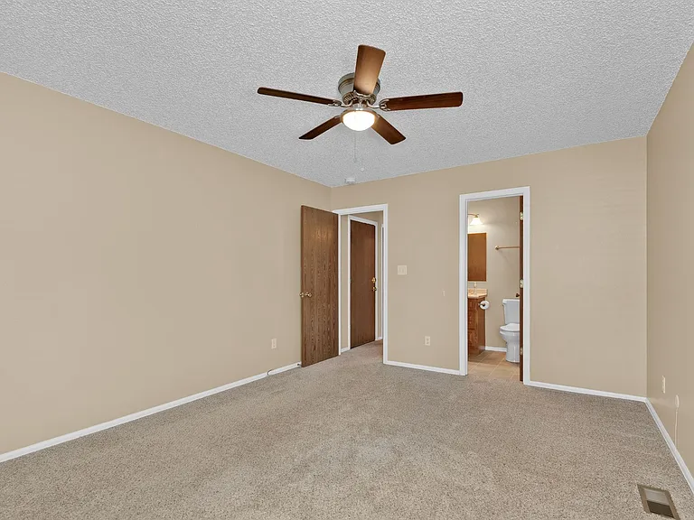 4618 Excalibur Ct — Photo 26