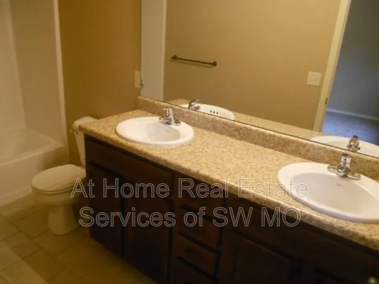 1040 E Caravan St — Photo 7