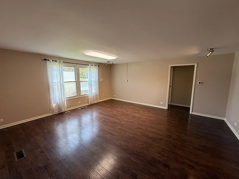 801 E Washington Center Rd — Photo 3