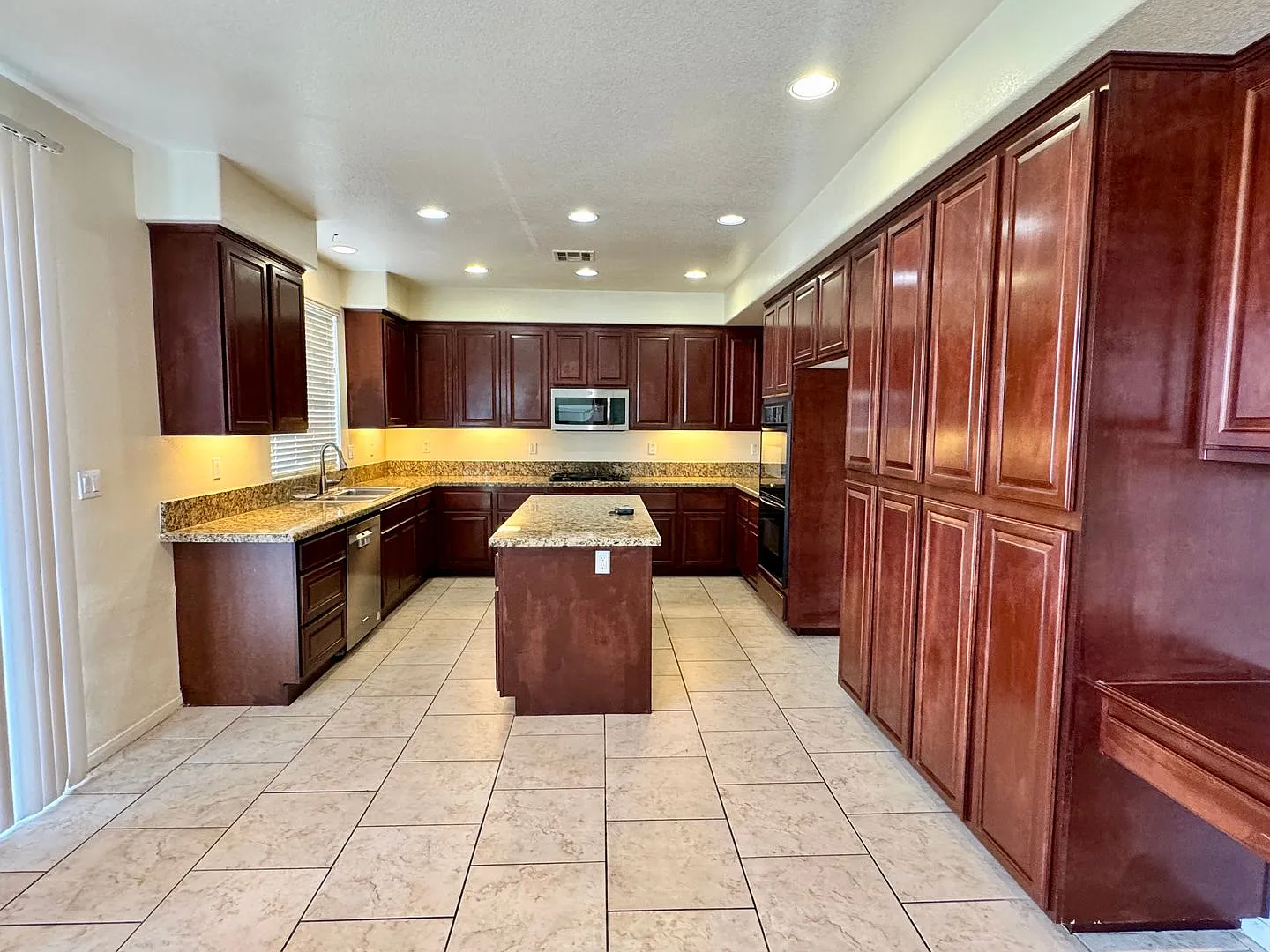 Spacious newer home in prime Temecula neighborhood — Photo 3