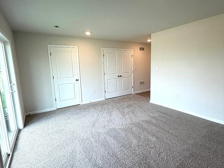 128 Essex Dr — Photo 4