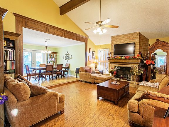 3rd image of 8538 Greenbriar Ln