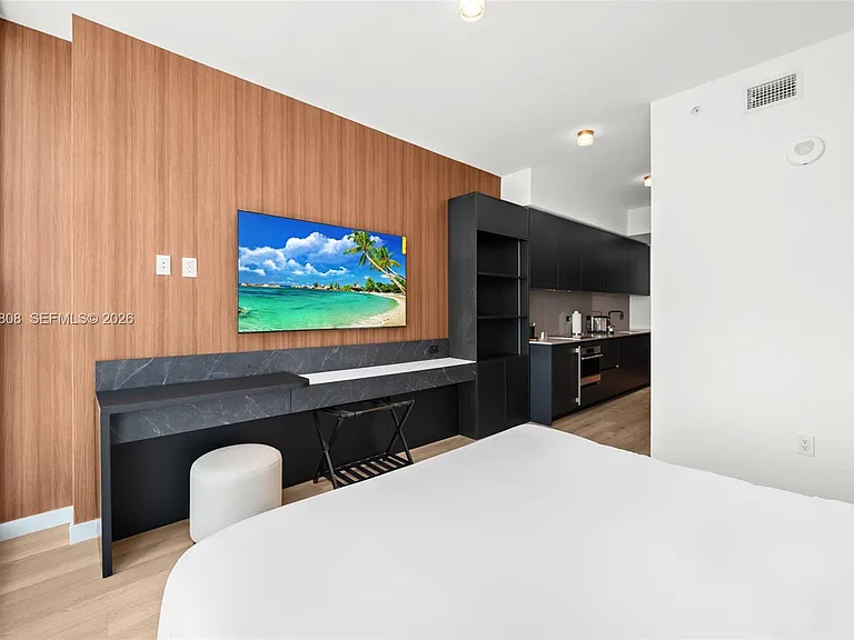 20 NE 11th St #4003B — Photo 23