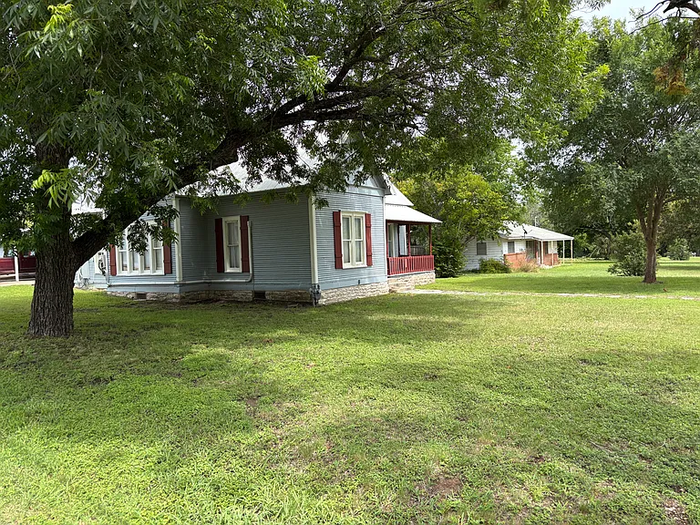 413 N Pecan St — Photo 28