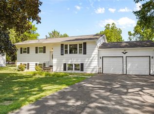 22 Watch Hill Dr, Rochester, NY 14624