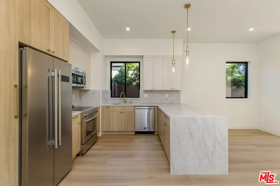 3 bed, 2.0 bath, 1300 sqft, $5,495 — Photo 3