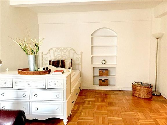 4th image of 120 Central Park S APT 14E