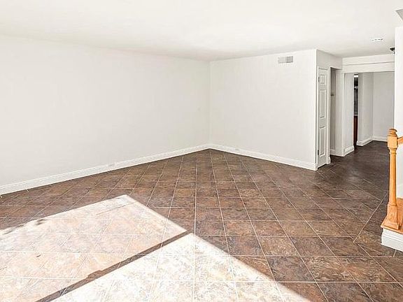 5th image of 716 Woodside Ln E