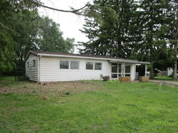 304 E Pickwick Dr, Syracuse, IN 46567