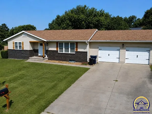 300 Choctaw Rd, Hiawatha, KS 66434