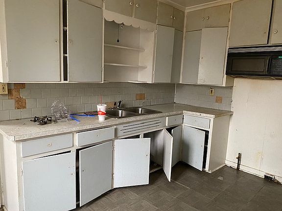 5th image of 224 Park Ave E