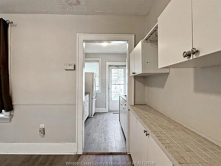 1424 Wyandotte St W — Photo 13