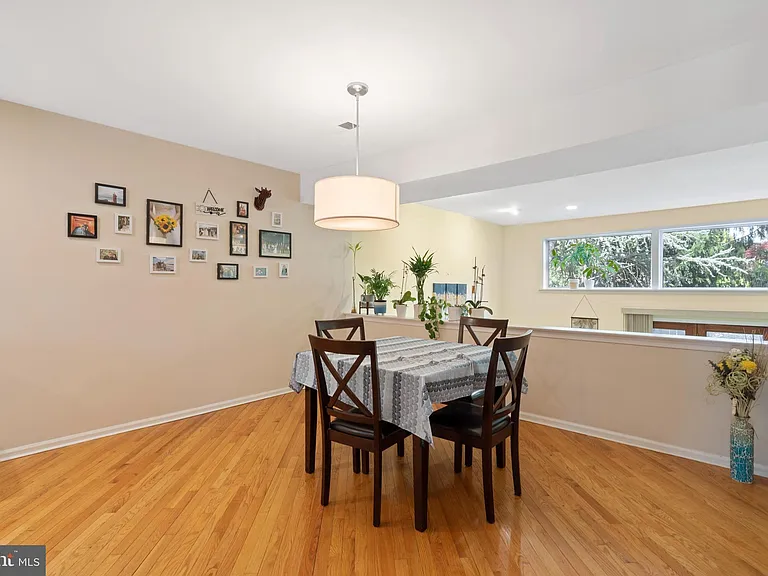 156 Eaton Dr — Photo 2
