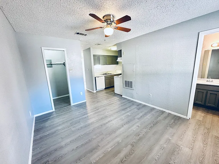 Awesome open Studio Apartments Close to Downtown — Photo 37