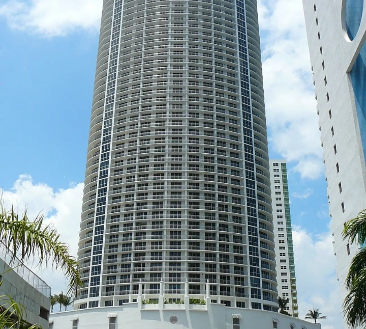 1750 N Bayshore Dr — Photo 1