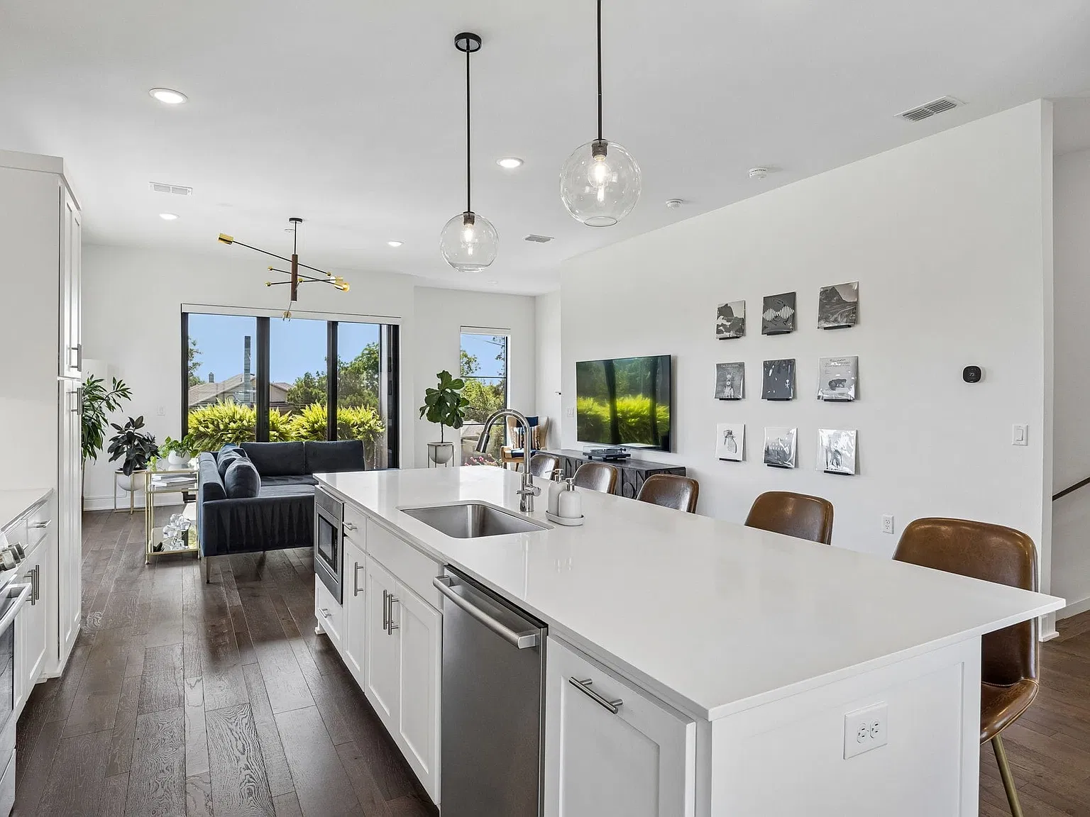 3 bed, 3.5 bath, 1919 sqft, $3,600 — Photo 1