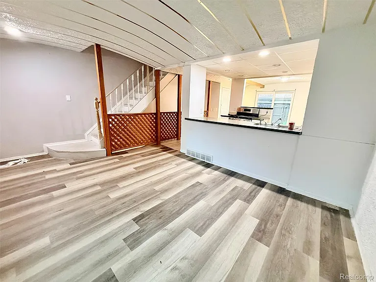 29105 Yorkshire Ln — Photo 4