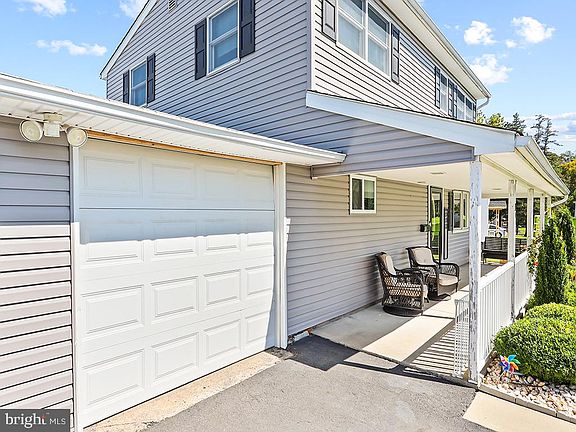 5th image of 10 Apricot Ln