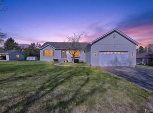 9074 Hamburg Rd, Brighton, MI 48116
