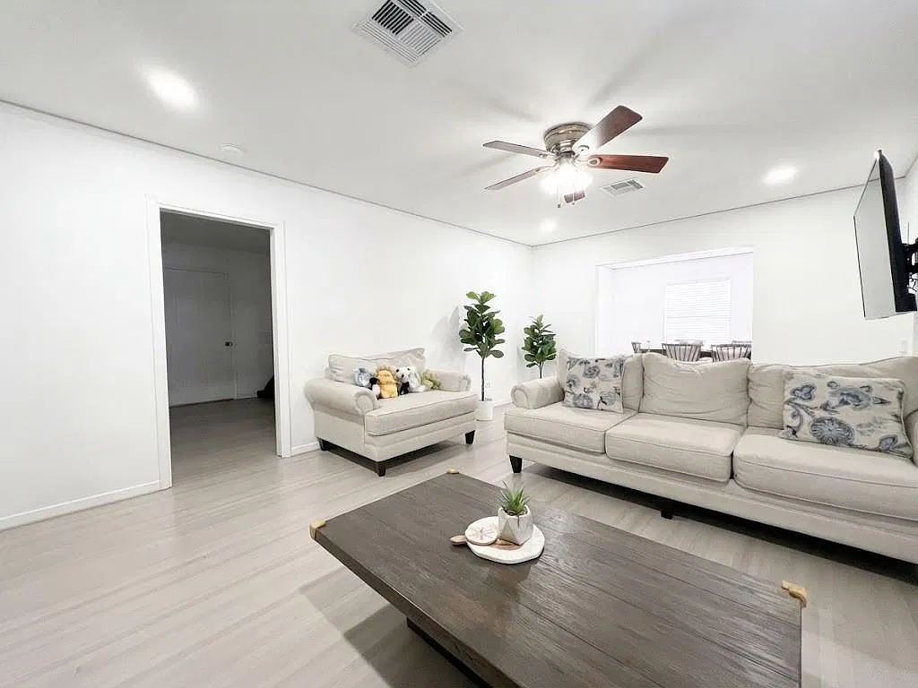3 bed, 2.0 bath, 1738 sqft, $3,290 — Photo 3