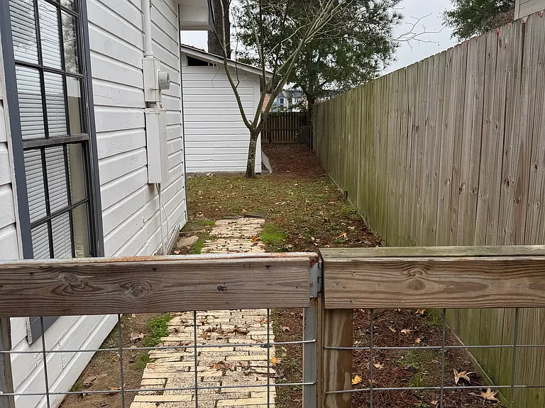 Side gate leading to backyard.