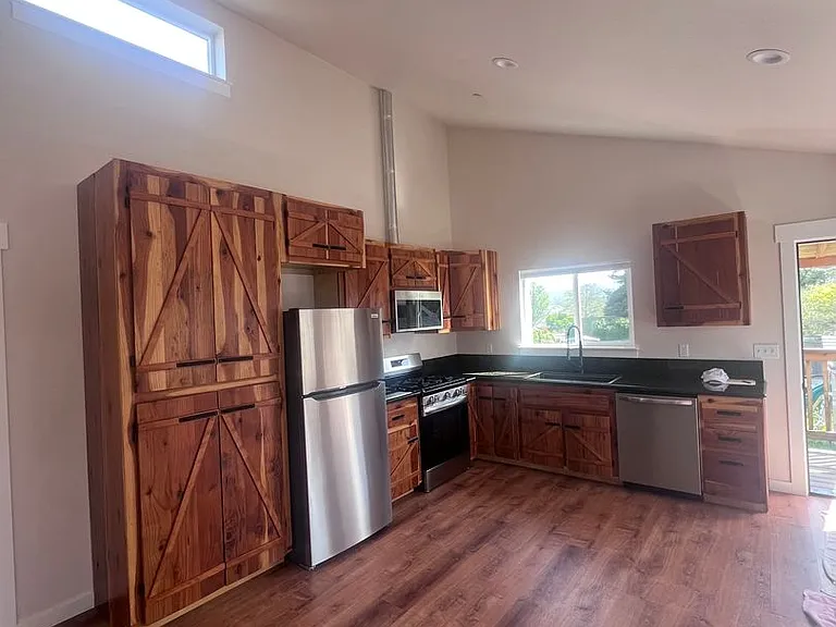 1809 Caroline Ave — Photo 7