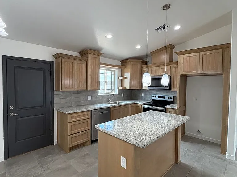 10643 E 46th Ln — Photo 6