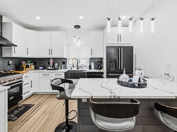 658 3rd St, Fall River, MA 02721