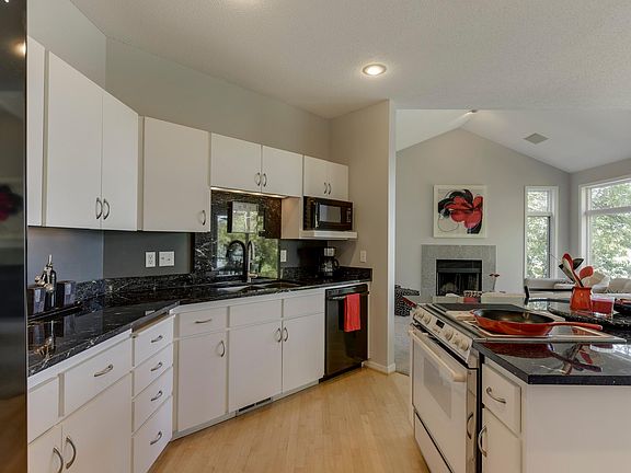 Photo is out of date. Brand new kitchen appliances.