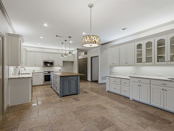 4th image of 303 Highland Ct