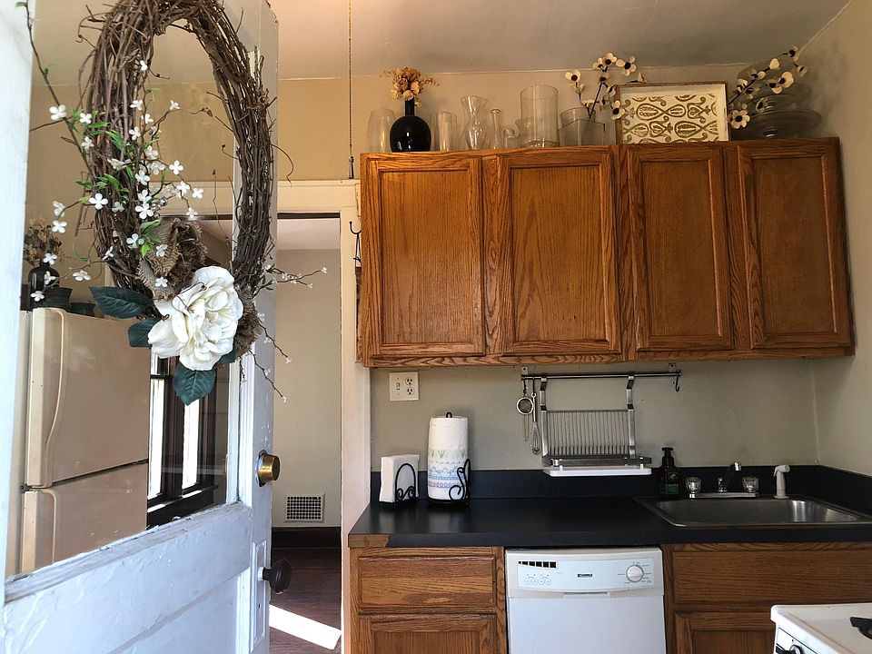446 Vermont Pl. Kitchen