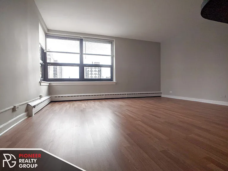 444 W Wellington Ave — Photo 2