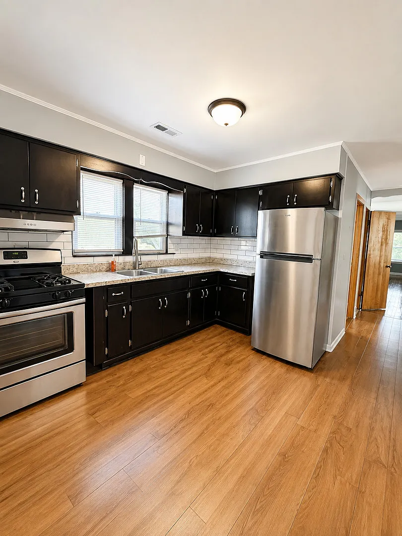 2 bed, 900 sqft, $2,300 — Photo 3
