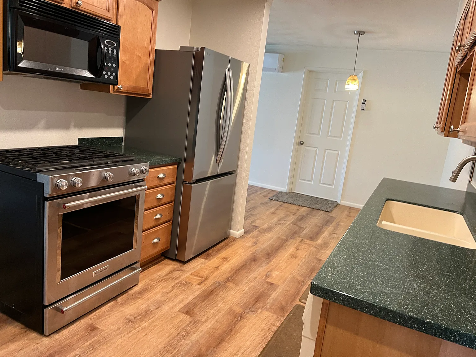 3 bed, 1000 sqft, $2,500 — Photo 3