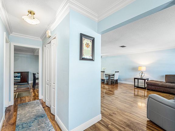 4th image of 1110 SW 9th Avenue
