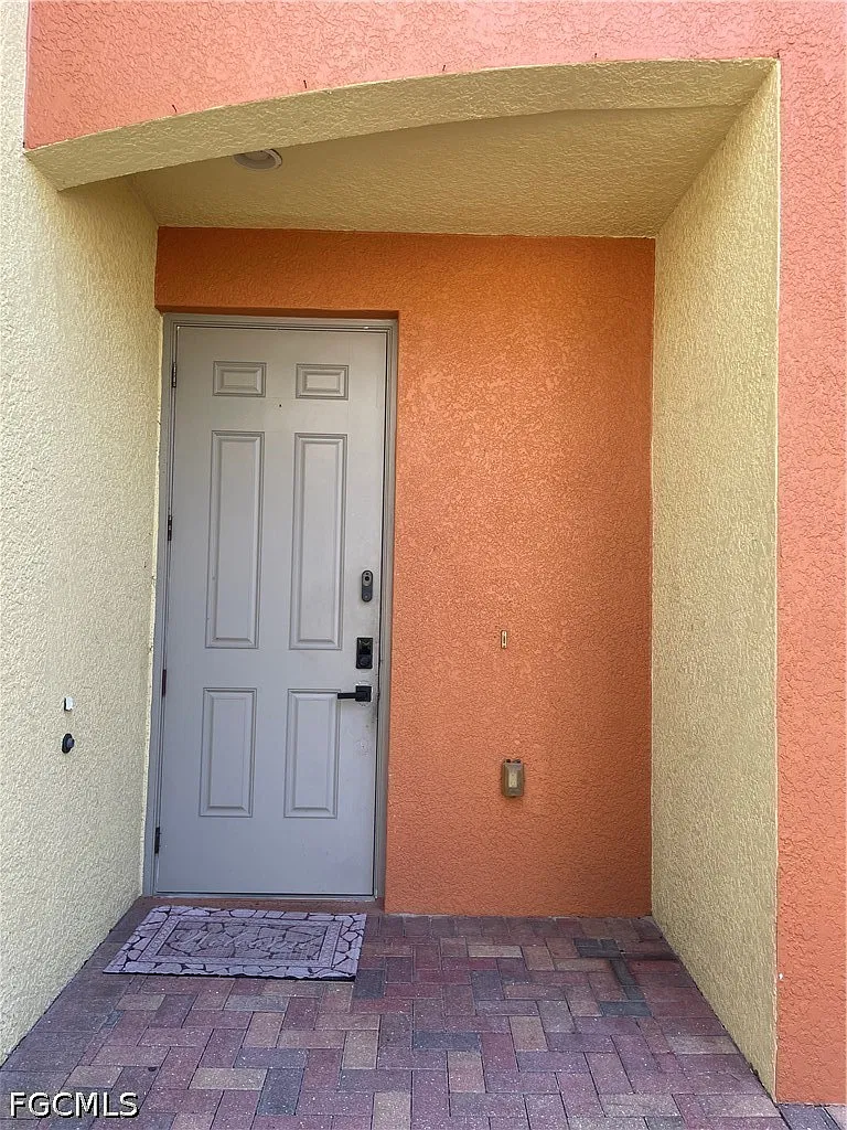 3 bed, 2.5 bath, 1926 sqft, $1,800 — Photo 2