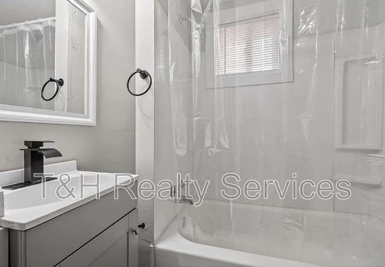 926 W 32nd St — Photo 22