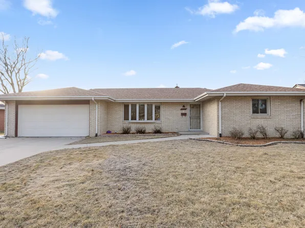 607 Emerson Dr, Rockford, IL 61108