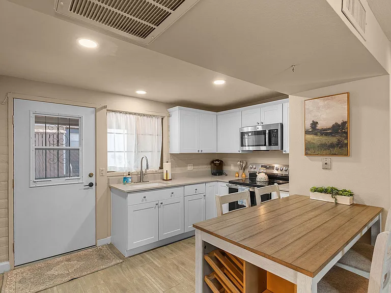 226 S La Canada Dr #C — Photo 3