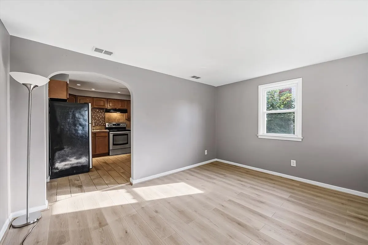 3 bed, 1008 sqft, $2,100 — Photo 1