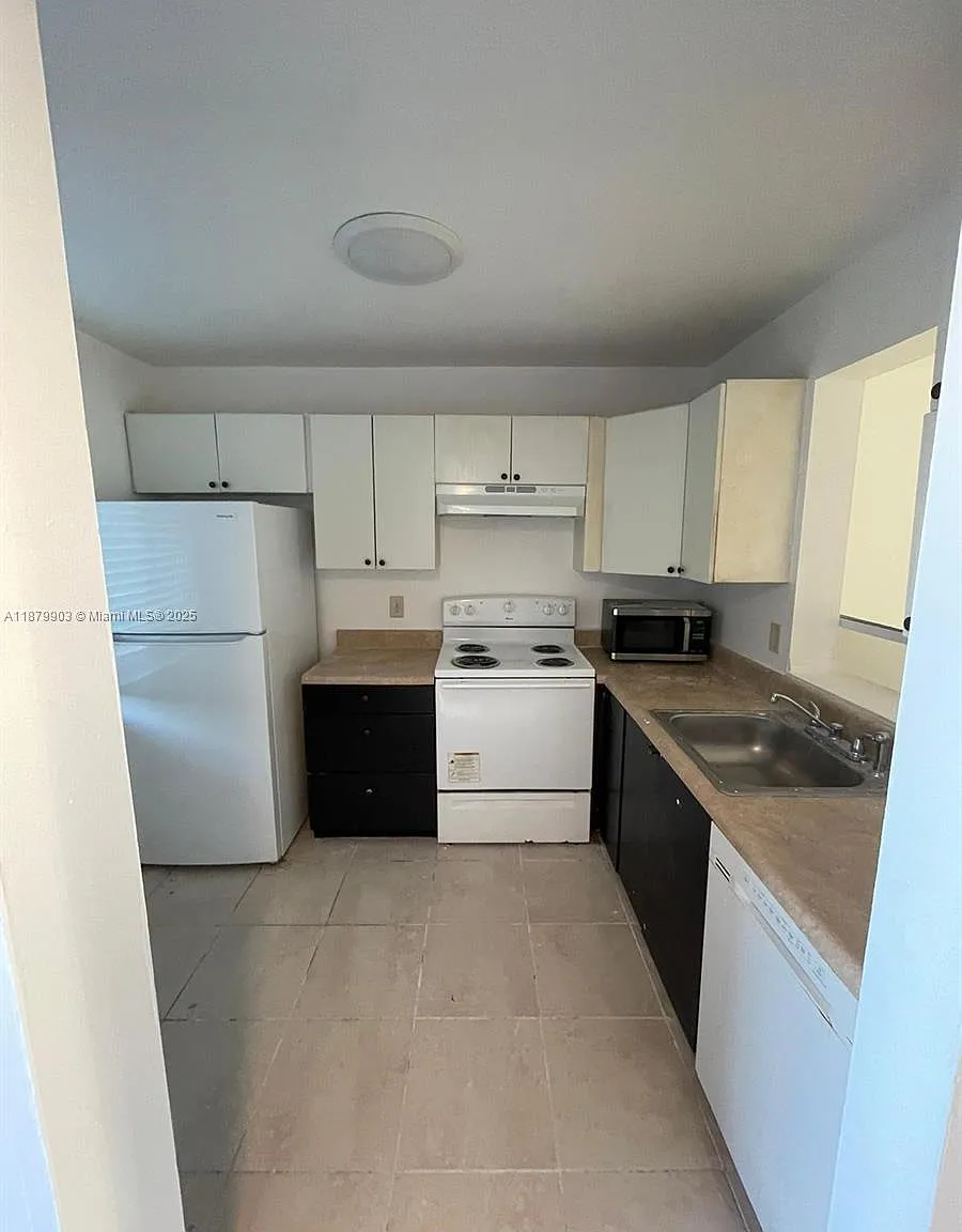 2 bed, 2.0 bath, $1,900 — Photo 2
