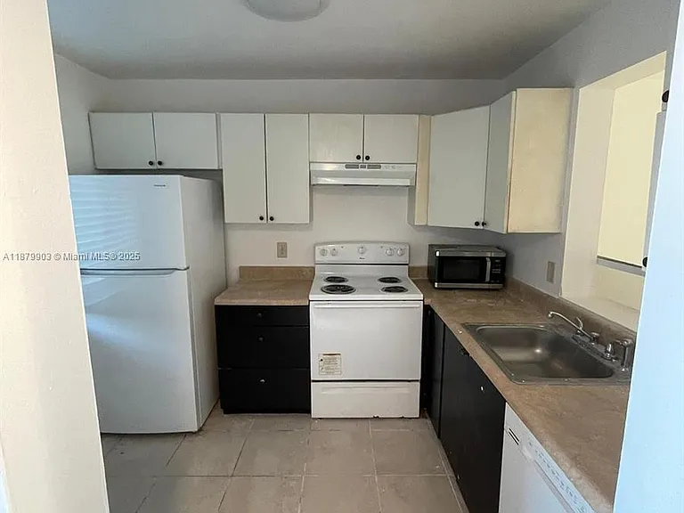 8610 N Sherman Cir — Photo 2