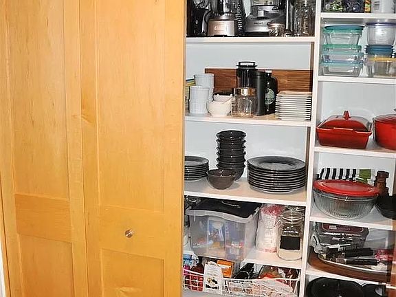 Kitchen pantry