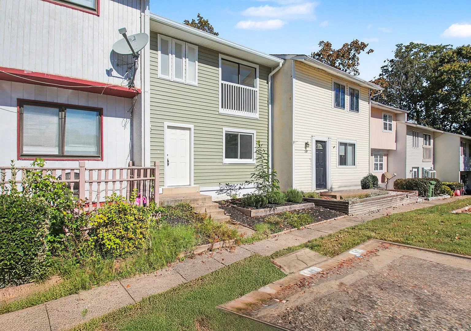 Remodeled Three level Town home — Photo 1