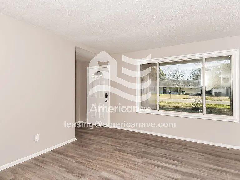 2079827_003_wm_-_living_room_13443658.jpg