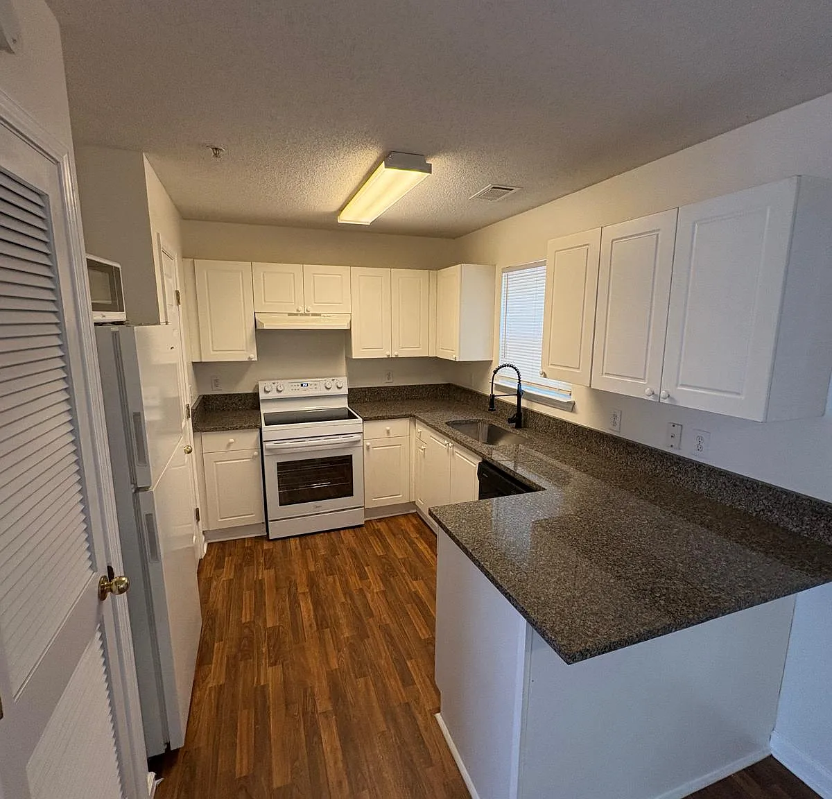 2 bed, 1150 sqft, $1,800 — Photo 2