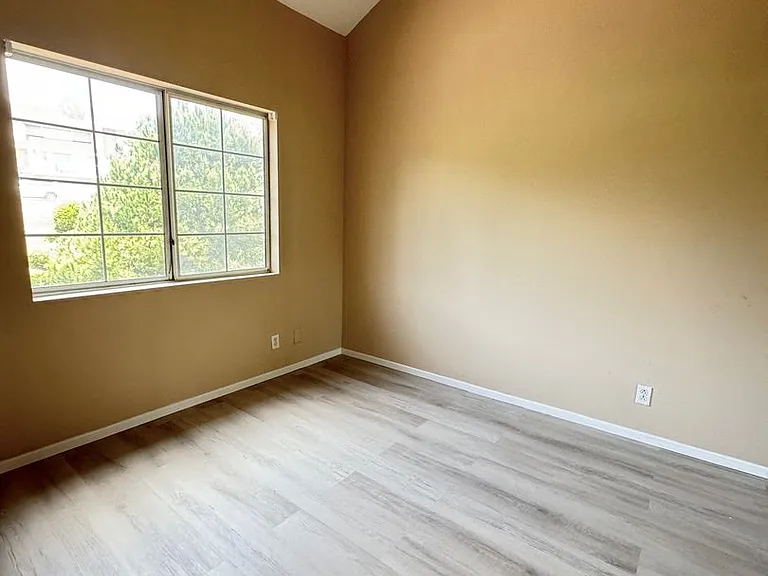 694 Warwick Ave — Photo 19